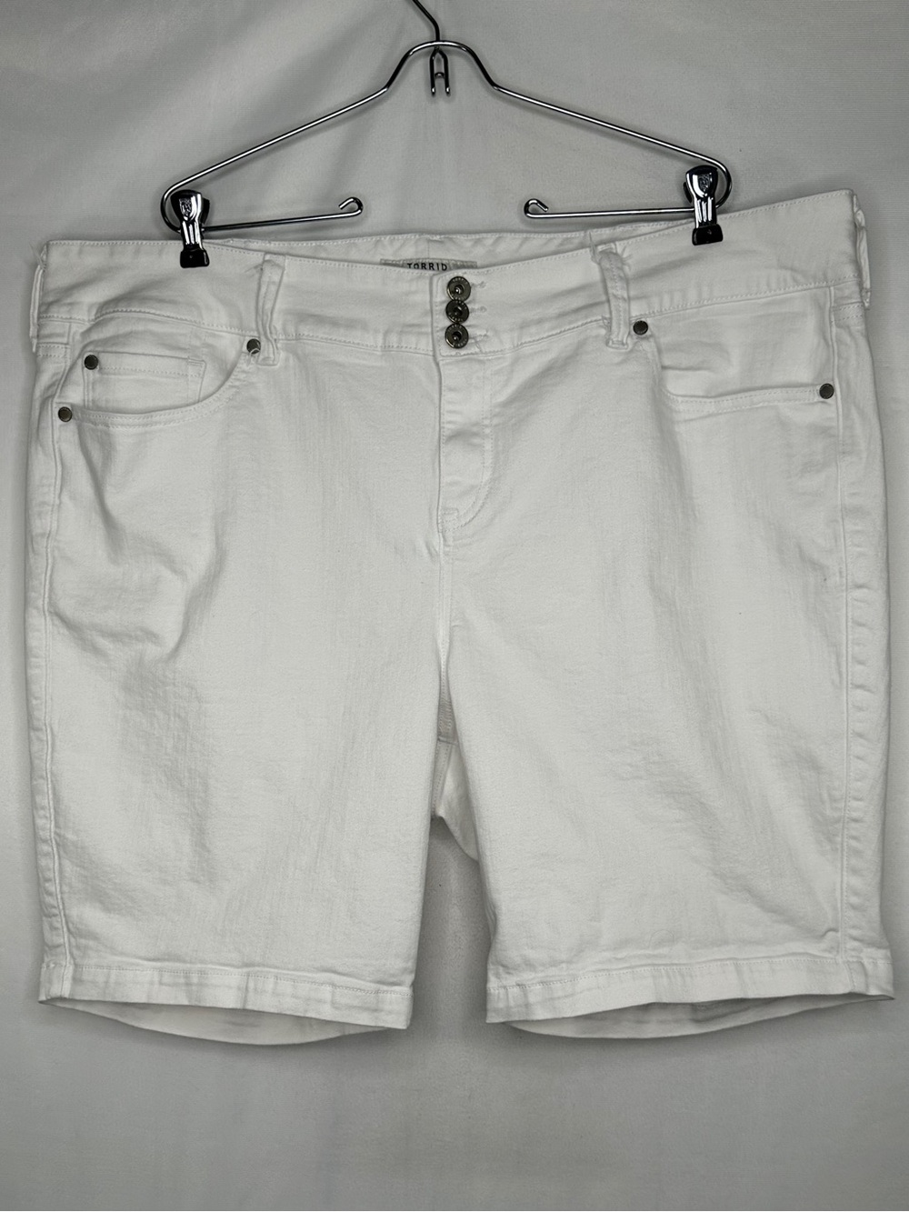 Torrid White Mid-Rise Bermuda Shorts Triple Button Sz 26